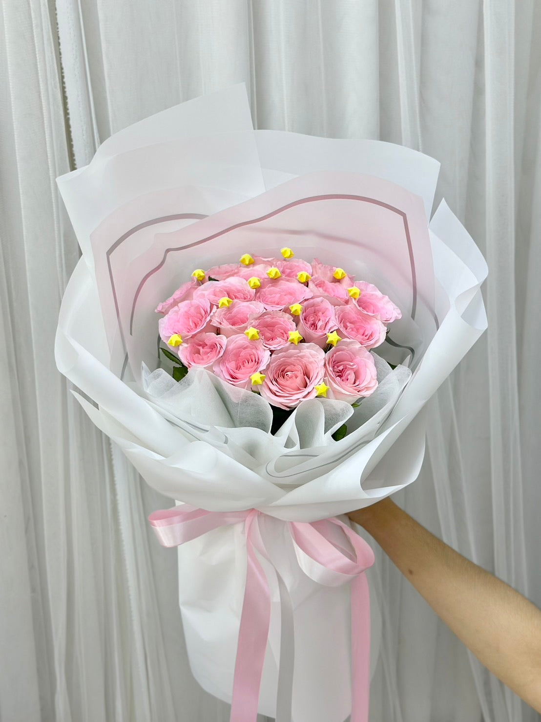 ช่อดอกไม้ "Twinkle Little Star" กุหลาบขาว 20 ดอก
