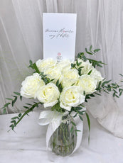 แจกันดอกกุหลาบสีขาว "Rose Essence"