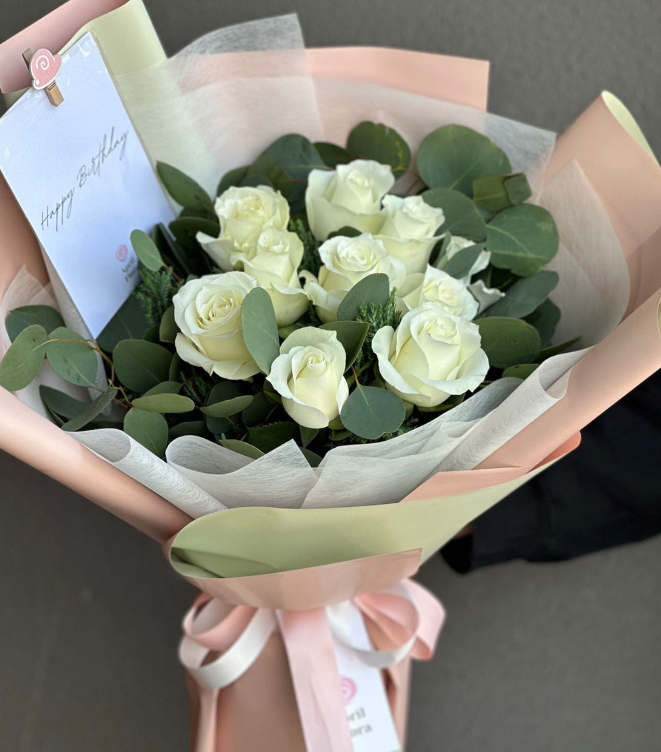 ช่อดอกไม้ "The Admirer" ช่อกุหลาบขาว 10 ดอก