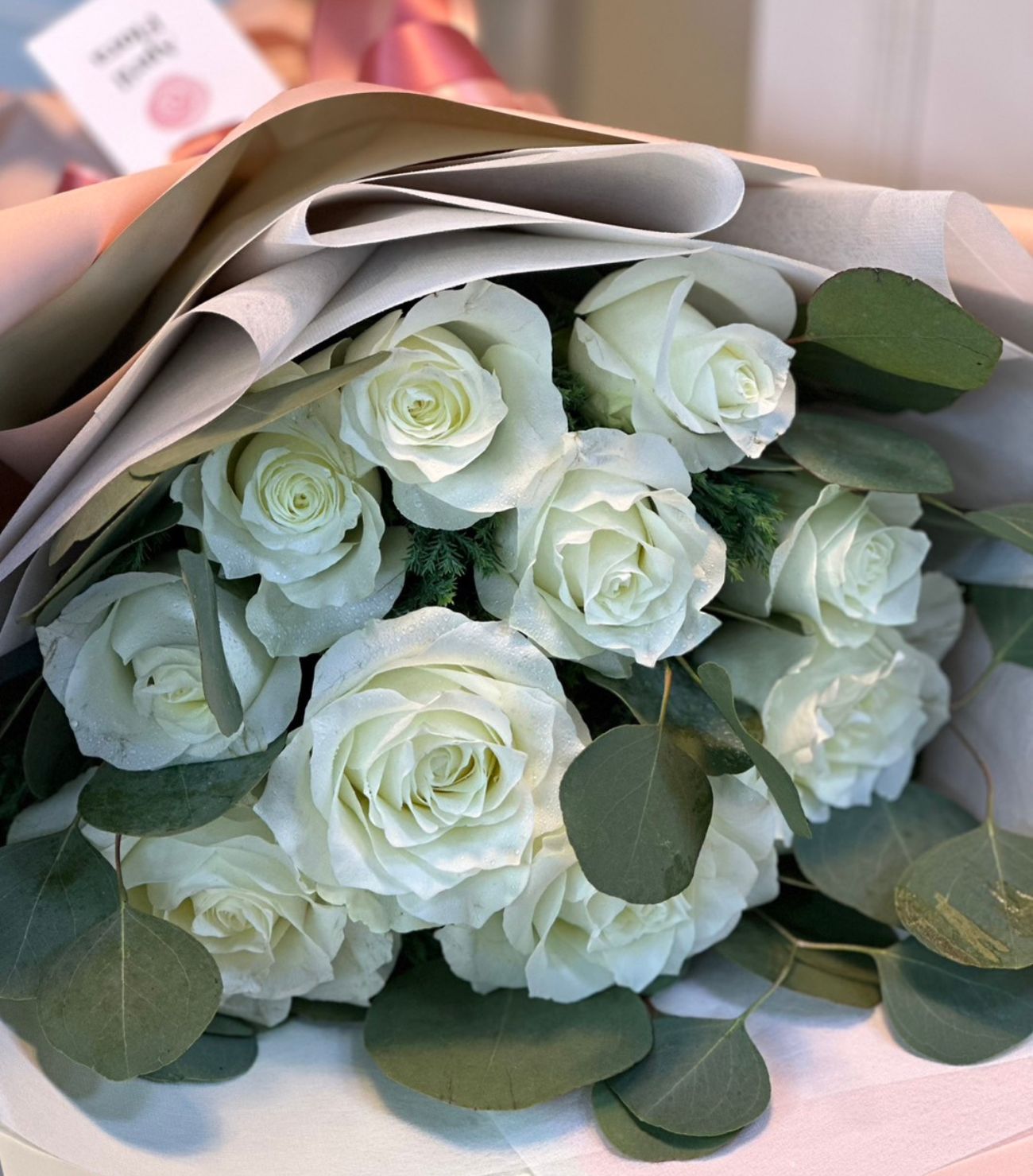 ช่อดอกไม้ "The Admirer" ช่อกุหลาบขาว 10 ดอก